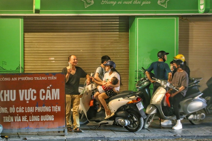 Hanoi residents ignore crowd gathering ban to exercise in public spaces Hanoi residents ignore crowd gathering ban to exercise in public spaces