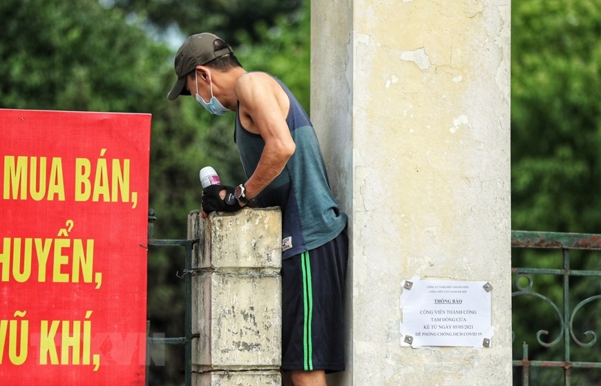 Hanoi residents ignore crowd gathering ban to exercise in public spaces Hanoi residents ignore crowd gathering ban to exercise in public spaces