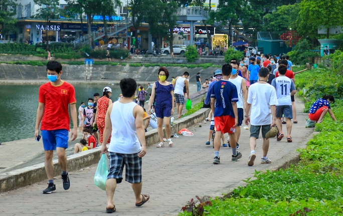 Hanoi residents ignore crowd gathering ban to exercise in public spaces Hanoi residents ignore crowd gathering ban to exercise in public spaces