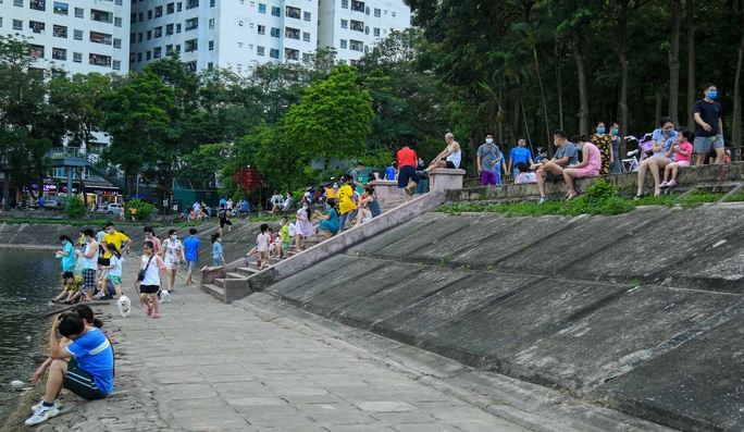 Hanoi residents ignore crowd gathering ban to exercise in public spaces Hanoi residents ignore crowd gathering ban to exercise in public spaces