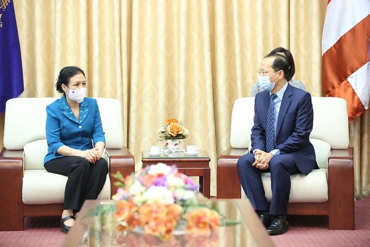 Friendship associations provide 500 million VND in aid for Cambodia's Covid fight