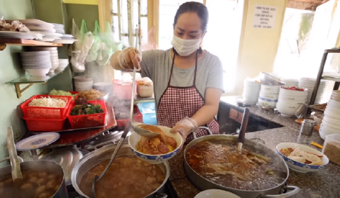American Youtuber recommends three must-try dishes in Da Lat American Youtuber recommends three must-try dishes in Da Lat