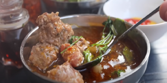 American Youtuber recommends three must-try dishes in Da Lat American Youtuber recommends three must-try dishes in Da Lat