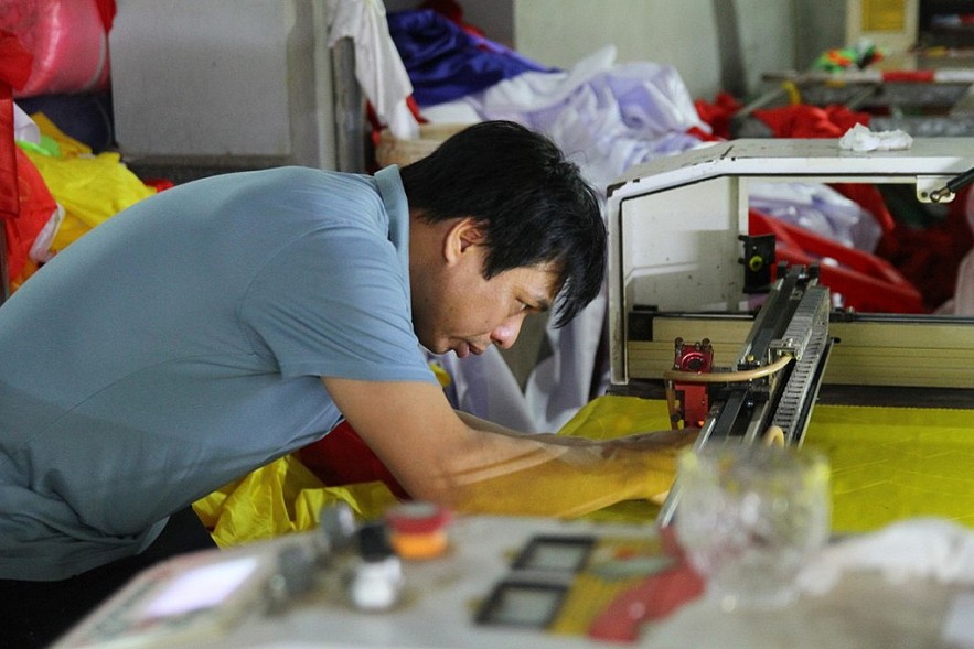 National Flag Making Tradition Preserved By Three-Generation Family In Hanoi’s Outskirts National Flag Making Tradition Preserved By Three-Generation Family In Hanoi’s Outskirts