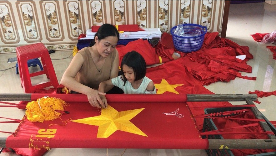 National Flag Making Tradition Preserved By Three-Generation Family In Hanoi’s Outskirts National Flag Making Tradition Preserved By Three-Generation Family In Hanoi’s Outskirts