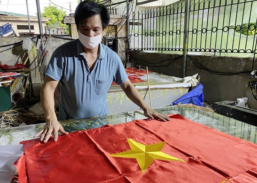 National Flag Making Tradition Preserved By Three-Generation Family In Hanoi’s Outskirts National Flag Making Tradition Preserved By Three-Generation Family In Hanoi’s Outskirts
