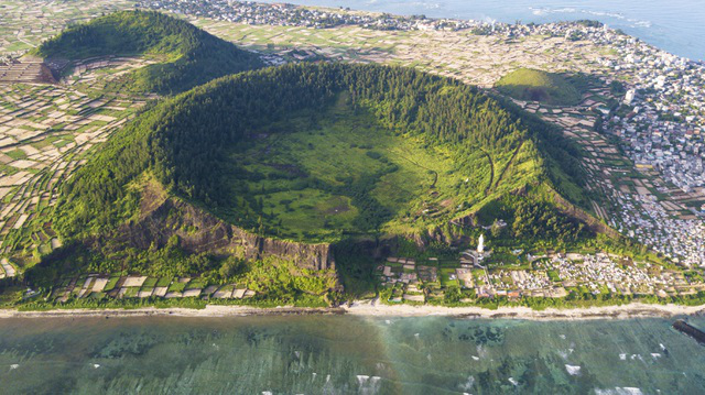 Stunning island in Quang Ngai boasts 2 volcanoes Stunning island in Quang Ngai boasts 2 volcanoes