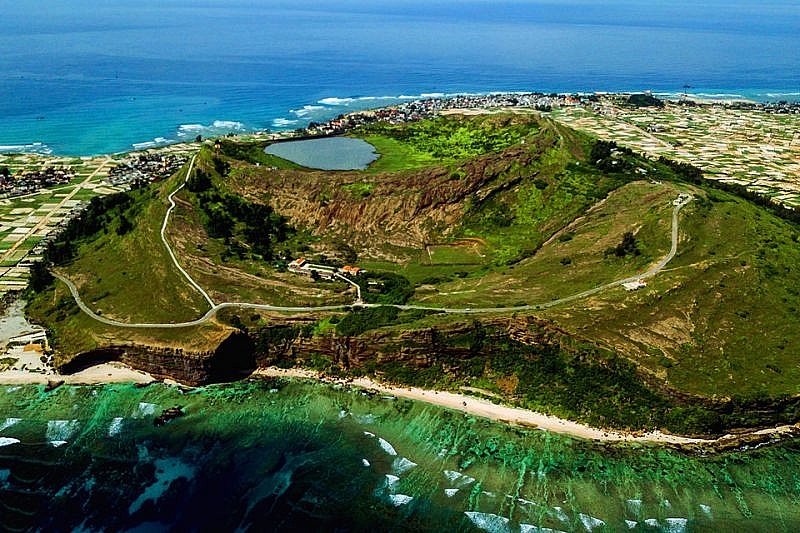 Stunning island in Quang Ngai boasts 2 volcanoes Stunning island in Quang Ngai boasts 2 volcanoes