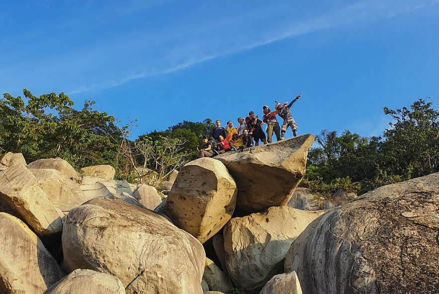 Scaling the Steep Slopes of Ba Den Mountain Scaling the Steep Slopes of Ba Den Mountain