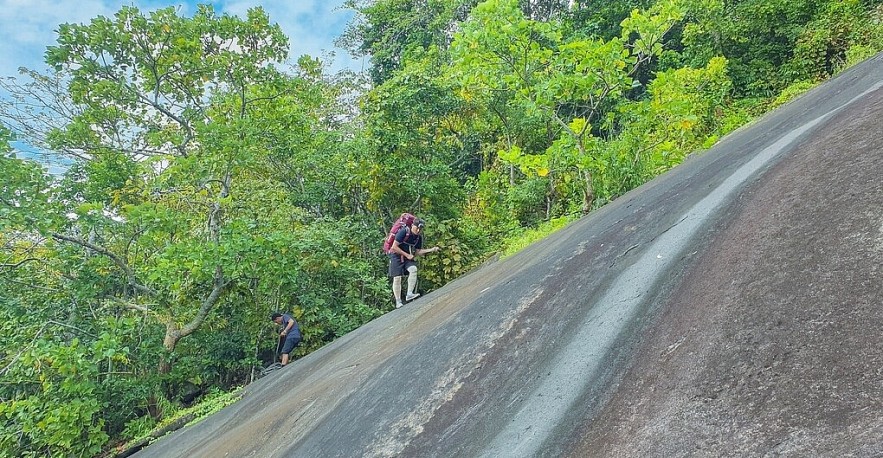 Scaling the Steep Slopes of Ba Den Mountain Scaling the Steep Slopes of Ba Den Mountain