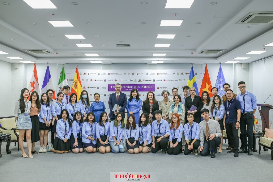 Seminar Tackles 'Feminist Foreign Policy' Seminar Tackles 'Feminist Foreign Policy'