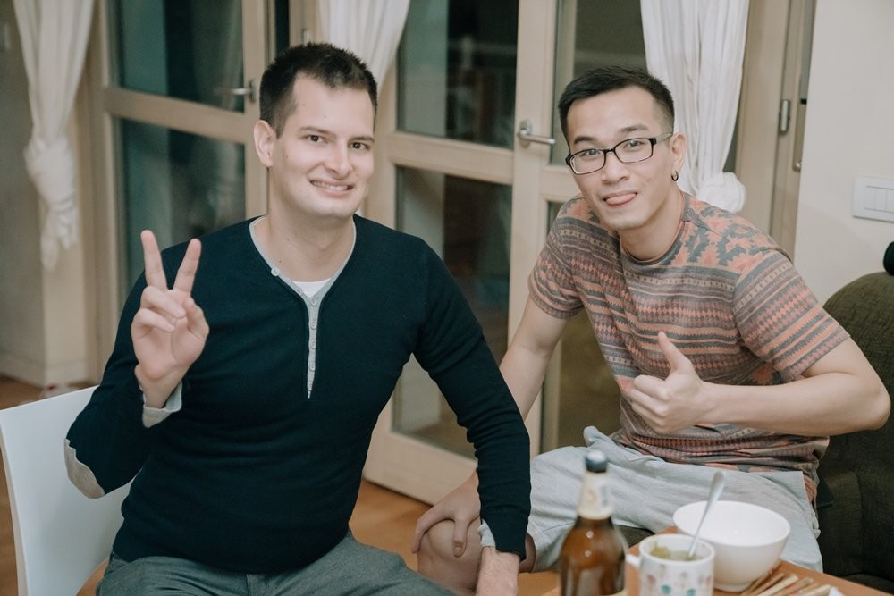 Some of Hai's foreign friends also joined them, and they were all excited to taste the traditional Tet dishes of Vietnamese people. Photo: Zing Some of Hai's foreign friends also joined them, and they were all excited to taste the traditional Tet dishes of Vietnamese people. Photo: Zing