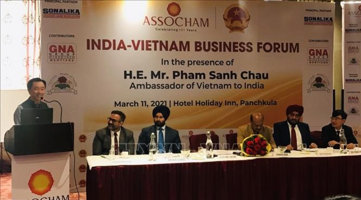 Vietnamese ambassador to India Pham Sanh Chau (L) addresses an India-Vietnam business forum on March 11. (Photo: VNA) 4320-vietnam20-20india
