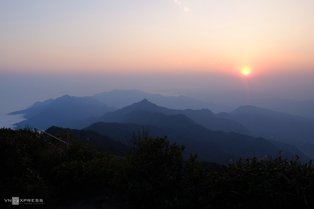 Sunset viewed from the mountain top. (Photo: VnExpress) 3446-mf7-1615973316