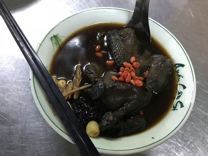 Ga Tan Den, a dish of black chicken in herbal soup © Fabienne Fong Yan Ga Tan Den, a dish of black chicken in herbal soup © Fabienne Fong Yan