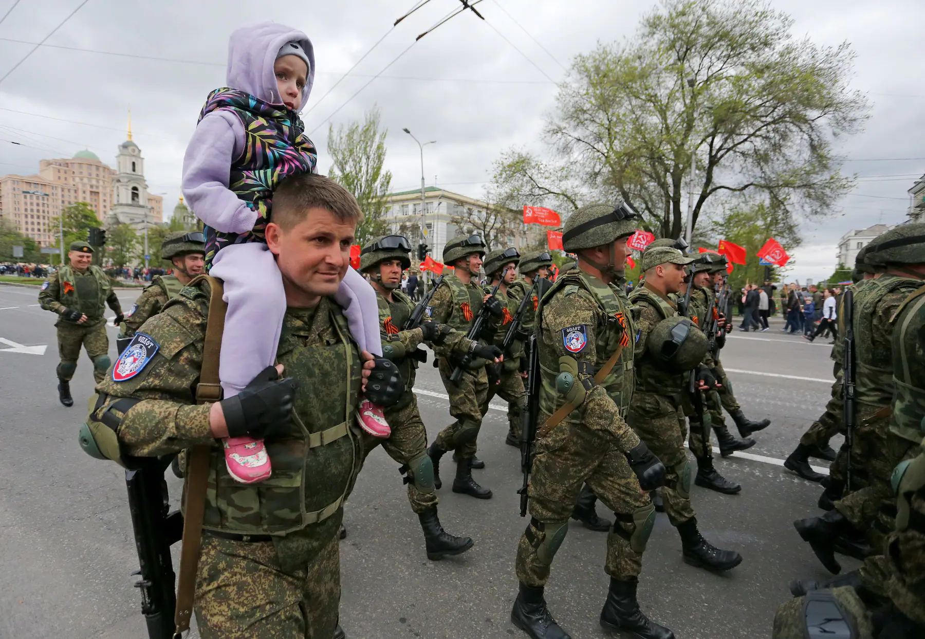 A participant carries a child on his shoulders (Photo: Washington Post) A participant carries a child on his shoulders (Photo: Washington Post)