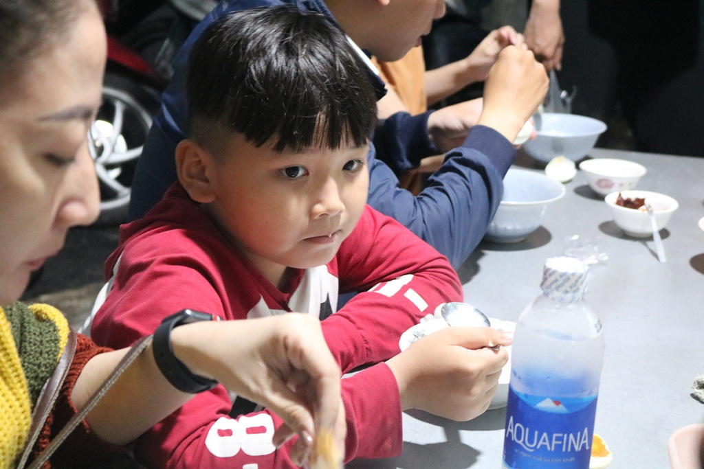 A little boy with his mother, who are familiar guests at the restaurant. (Photo: Thanh Nien) A little boy with his mother, who are familiar guests at the restaurant. (Photo: Thanh Nien)