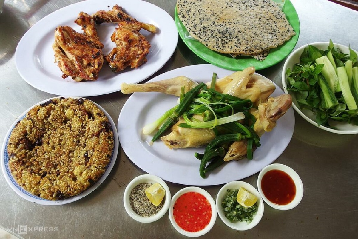 Aside from the chicken dishes, the dipping sauce is also the guest's favorite. Photo: VnExpress Aside from the chicken dishes, the dipping sauce is also the guest's favorite. Photo: VnExpress