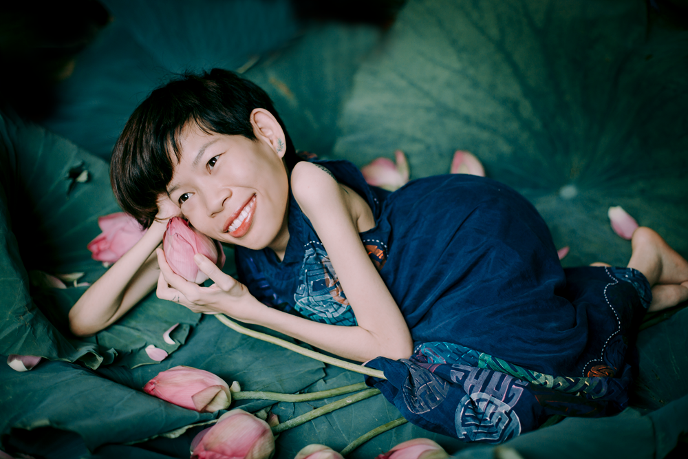 In all the shots that Tra has taken, the ones impressed him most was the inspiring woman, Nguyen Thi Van beside lotus flower. Photo: NVCC In all the shots that Tra has taken, the ones impressed him most was the inspiring woman, Nguyen Thi Van beside lotus flower. Photo: NVCC