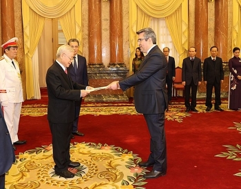 Ambassadors of Spain, Iran, Philippines present credentials to Vietnam's top leader
