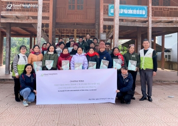 good neighbors gives face masks for muong pas locals