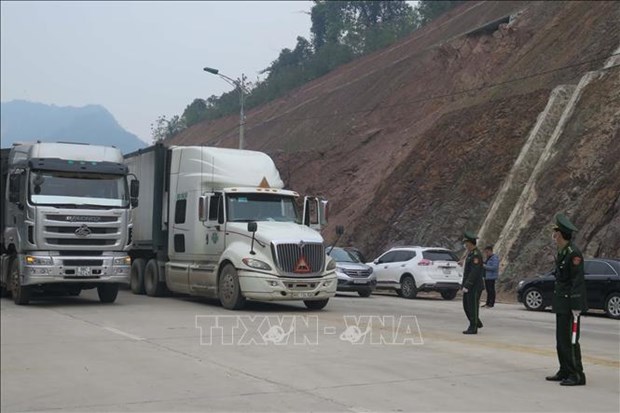Hundreds of fruit trucks still jammed at border gates with China hundreds of fruit trucks still jammed at border gates with china