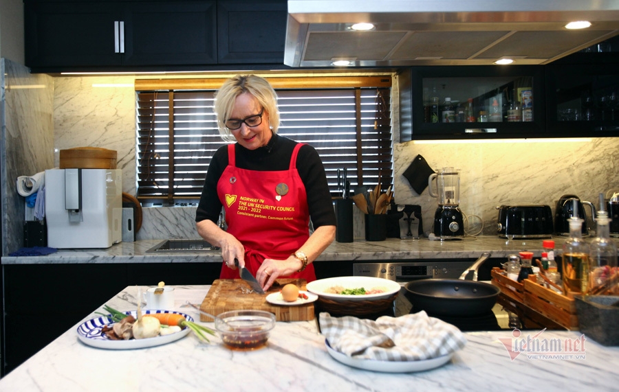 Norwegian diplomat enjoys making vietnamese 'nem' to welcome tet