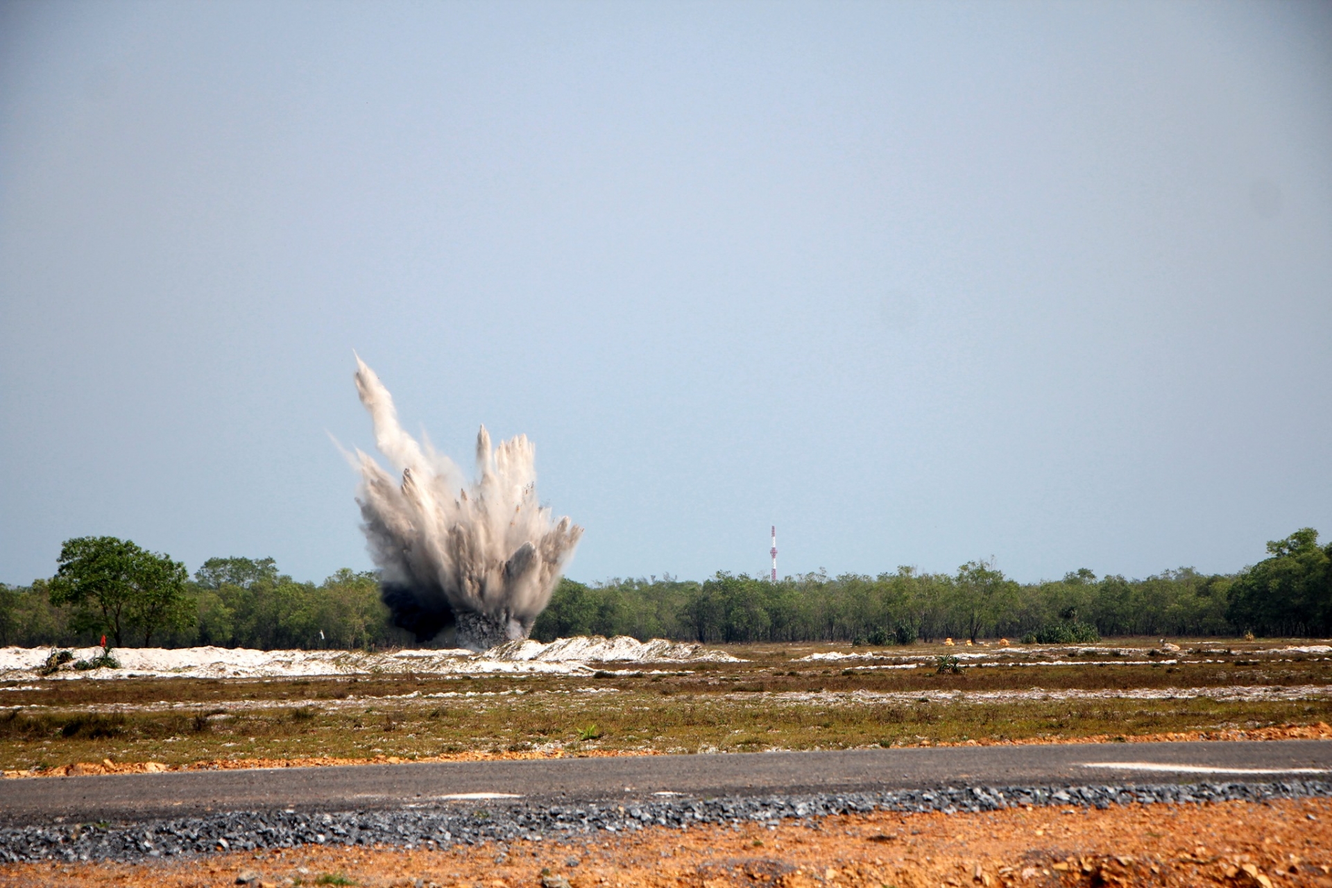 Safe detonations of high explosive and white phosphorous munitions Safe detonations of high explosive and white phosphorous munitions