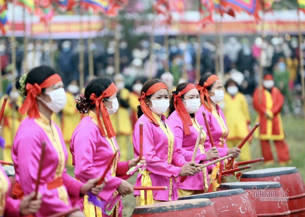 State President Attends Traditional New Year Ploughing Festival in Ha Nam
