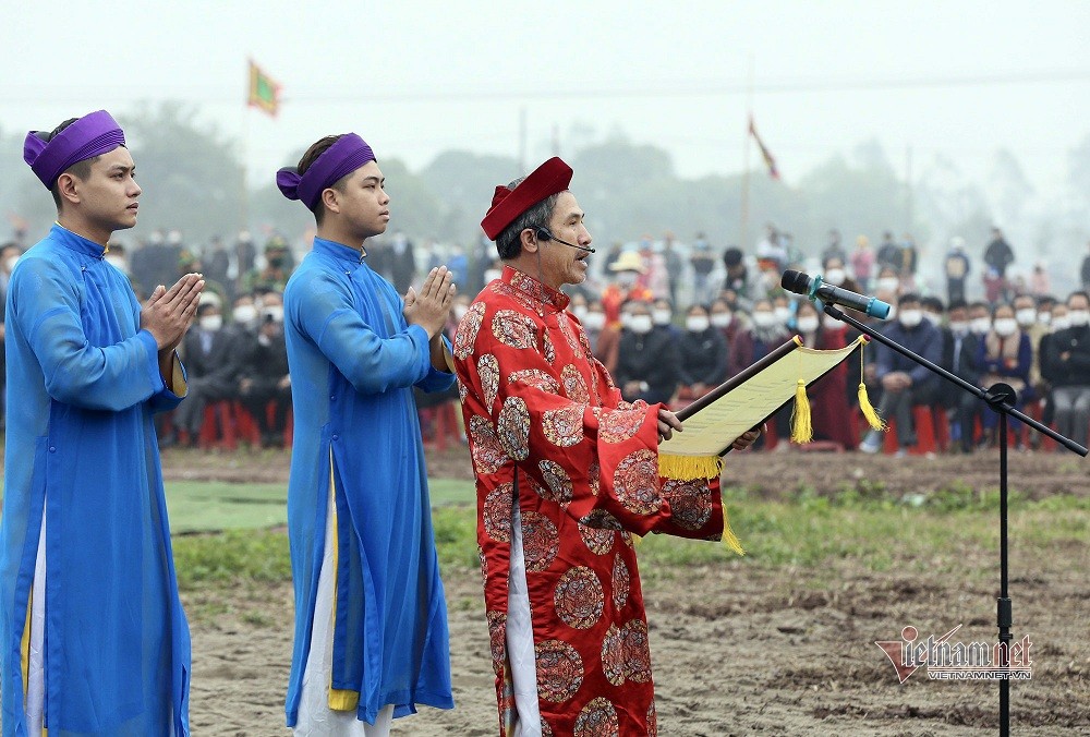 State President Attends Traditional New Year Ploughing Festival in Ha Nam
