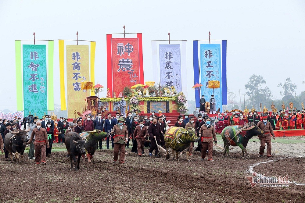 State President Attends Traditional New Year Ploughing Festival in Ha Nam
