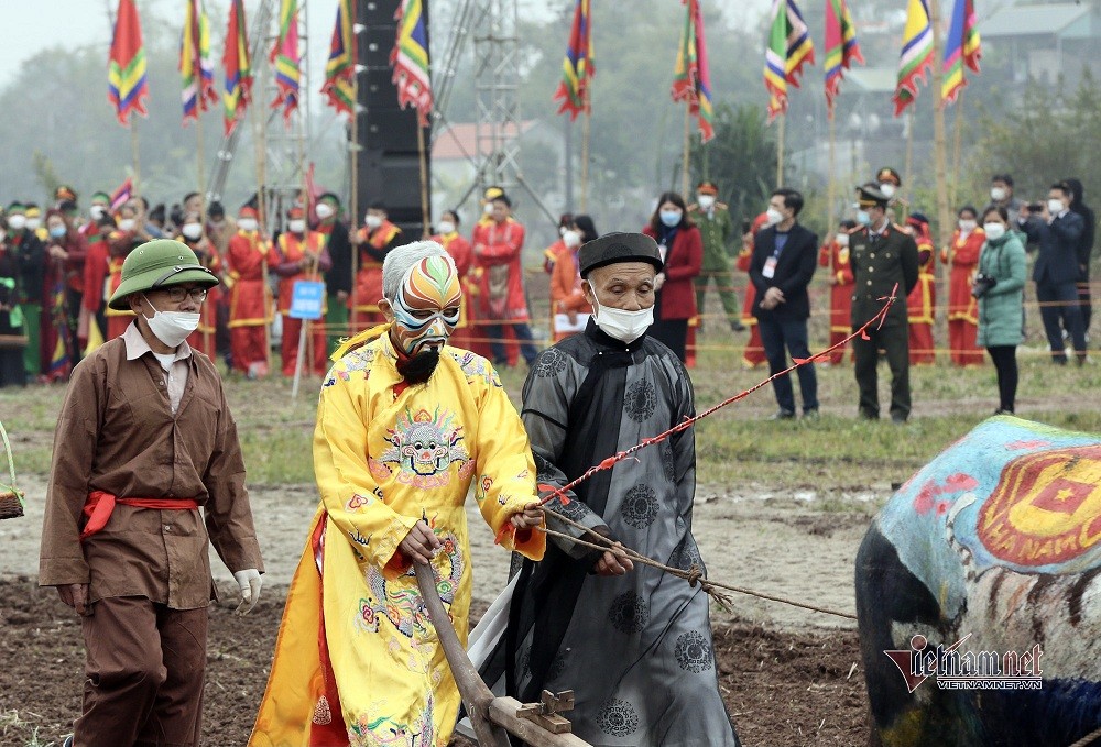 State President Attends Traditional New Year Ploughing Festival in Ha Nam