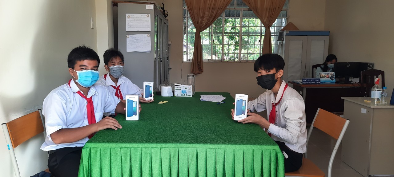 "Back Together": Over 700 Underprivileged Students Gained Access to Online Learning "Back Together": Over 700 Underprivileged Students Gained Access to Online Learning