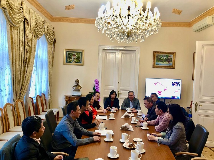 Vietnamese Association in Hungary Seeks Ways to Help Vietnamese citizens in Ukraine Vietnamese Association in Hungary Seeks Ways to Help Vietnamese citizens in Ukraine