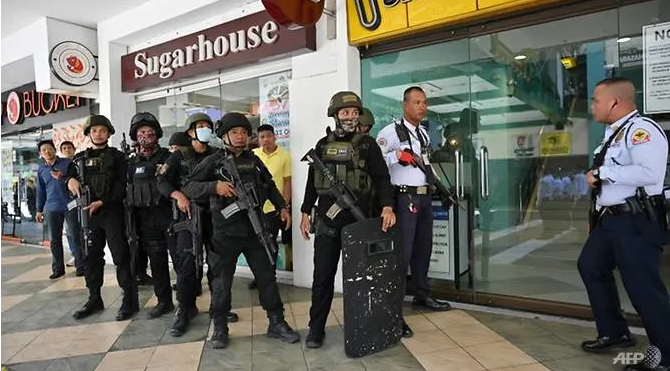 "Disgruntled" former guard holds 30 people hostage in Manila shopping mall disgruntled former guard holds 30 people hostage in manila shopping mall