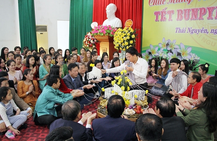 400 Lao students celebrate Bunpimay Festival in Vietnam