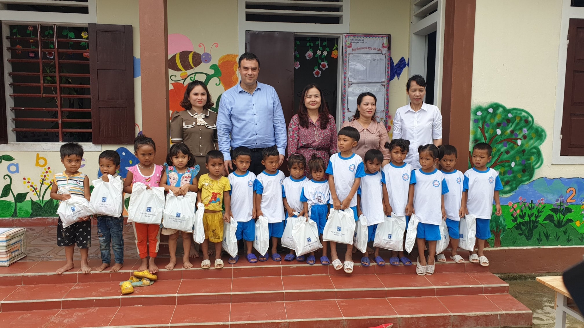 Israel Embassy assists poor school in Quang Tri Israel Embassy assists poor school in Quang Tri