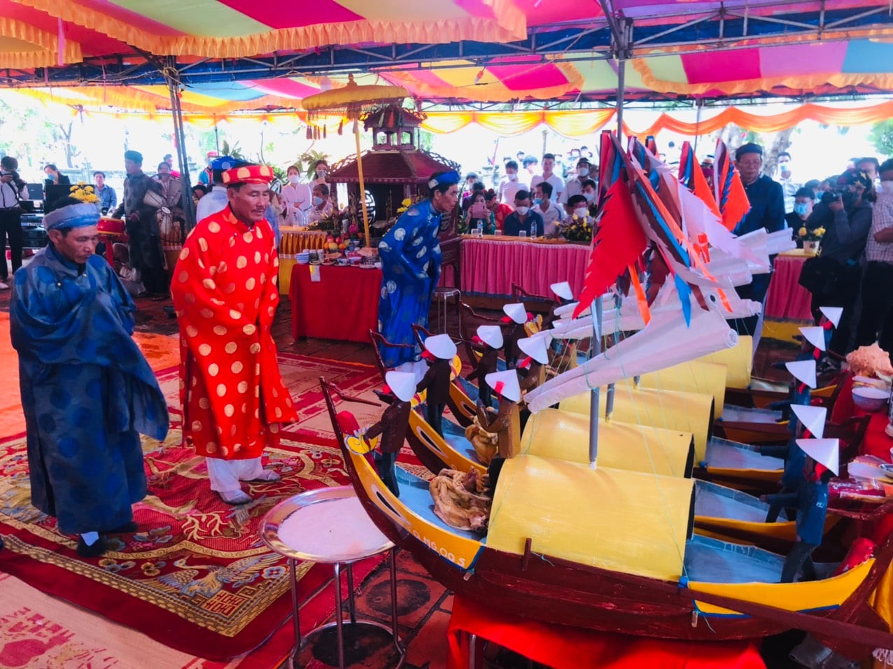 Feast and Commemoration Festival for Hoang Sa Soldiers Holds in Ly Son Island Feast and Commemoration Festival for Hoang Sa Soldiers Holds in Ly Son Island