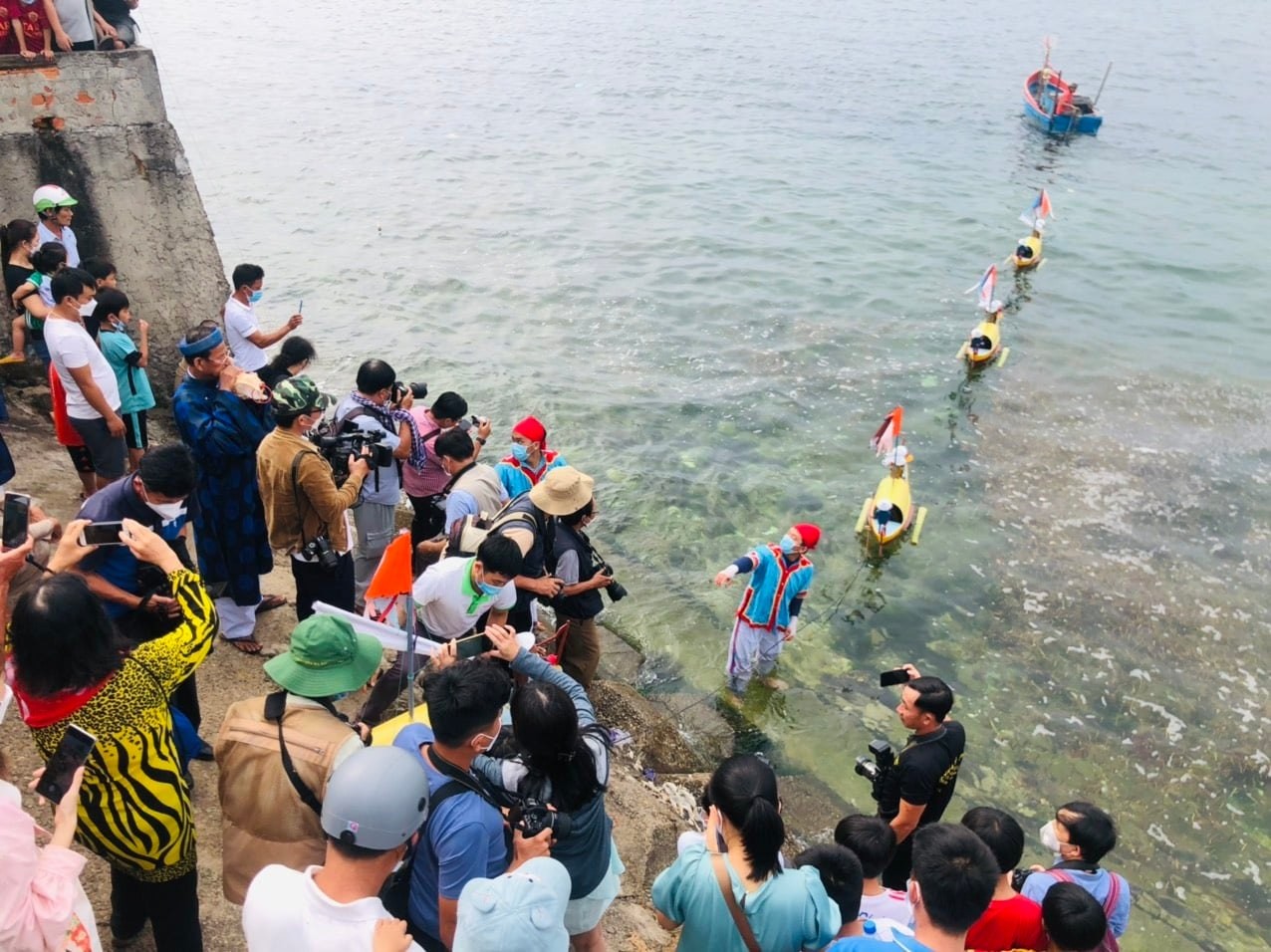 Feast and Commemoration Festival for Hoang Sa Soldiers Holds in Ly Son Island Feast and Commemoration Festival for Hoang Sa Soldiers Holds in Ly Son Island