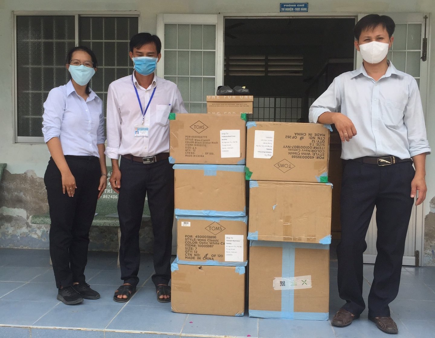 HKI Vietnam presents over 1,300 TOM shoes for needy kids in Tra Vinh hki vietnam presents over 1300 tom shoes for needy kids in tra vinh