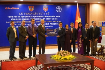 hanoi presents 200000 face masks to french localities