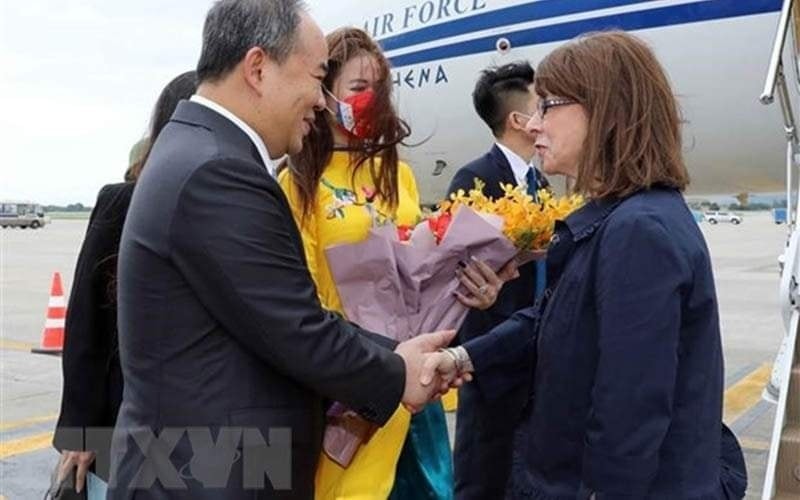 Greek President Katerina Sakellaropoulou welcomed at the airport. Photo: VNA Greek President Katerina Sakellaropoulou welcomed at the airport. Photo: VNA