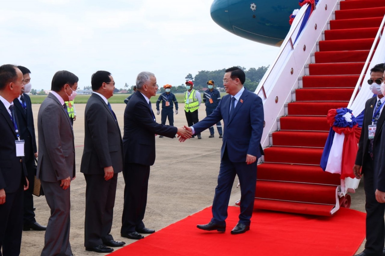 National Assembly Chairman Visits Laos to Strengthen Solidarity National Assembly Chairman Visits Laos to Strengthen Solidarity