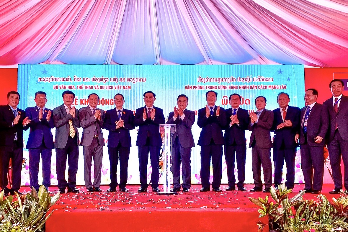 National Assembly Chairman Visits Laos to Strengthen Solidarity National Assembly Chairman Visits Laos to Strengthen Solidarity