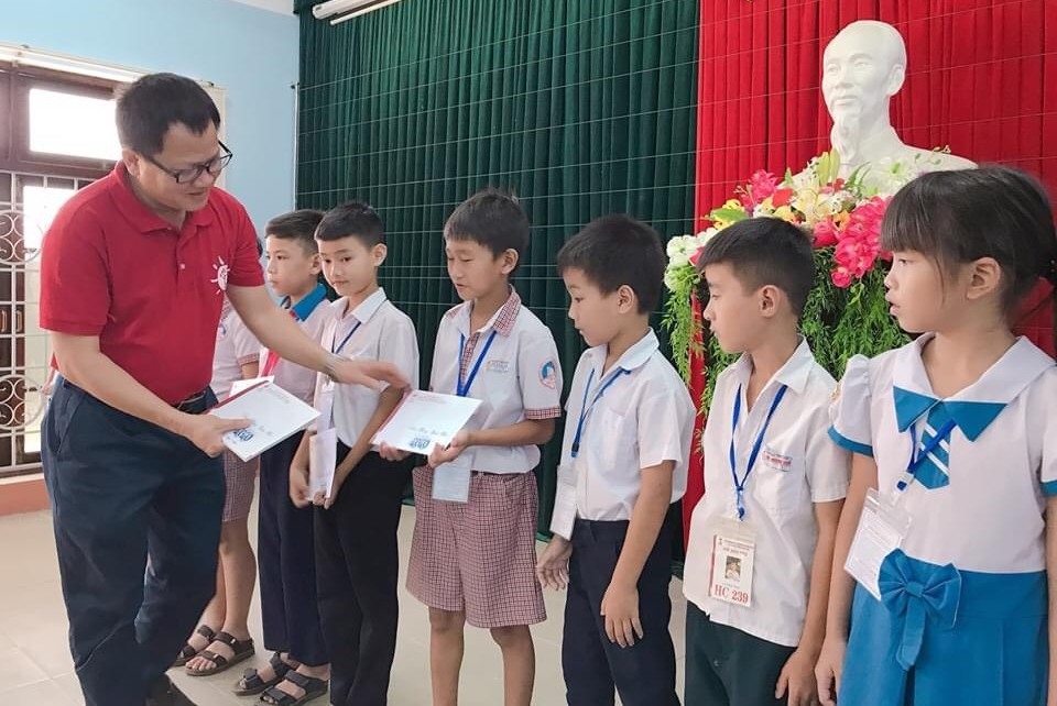 Thua Thien Hue: Zhishan awards scholarships to over 500 poor students thua thien hue zhishan awards scholarships to over 500 poor students