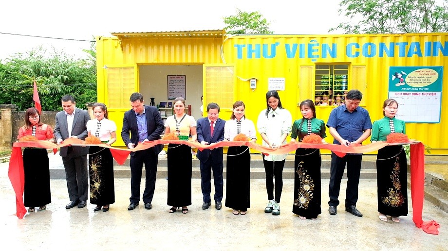 Israeli Embassy Visits Lai Chau, Gives Library to Students Israeli Embassy Visits Lai Chau, Gives Library to Students