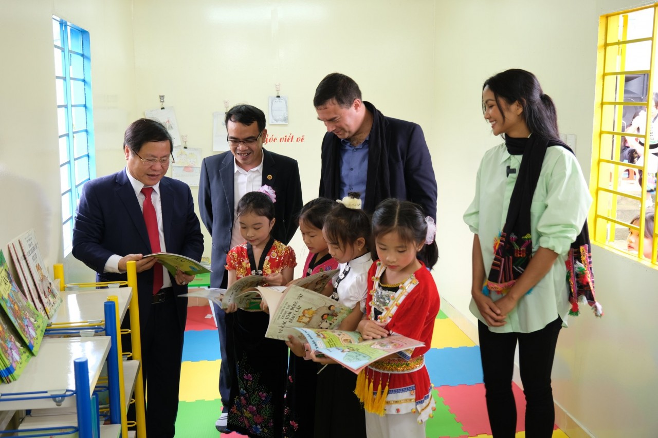 Israeli Embassy Visits Lai Chau, Gives Library to Students Israeli Embassy Visits Lai Chau, Gives Library to Students