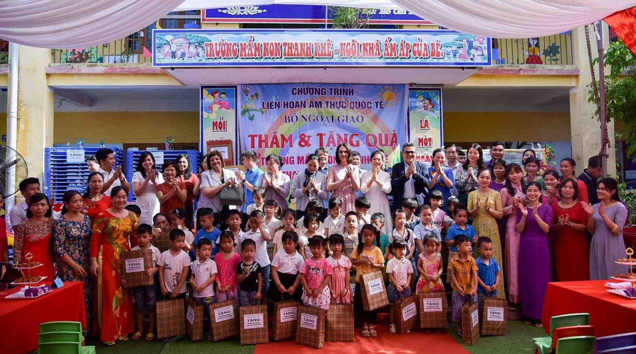 Ambassadors, Diplomatic Spouses Participate in Visit to Hai Duong Province Ambassadors, Diplomatic Spouses Participate in Visit to Hai Duong Province