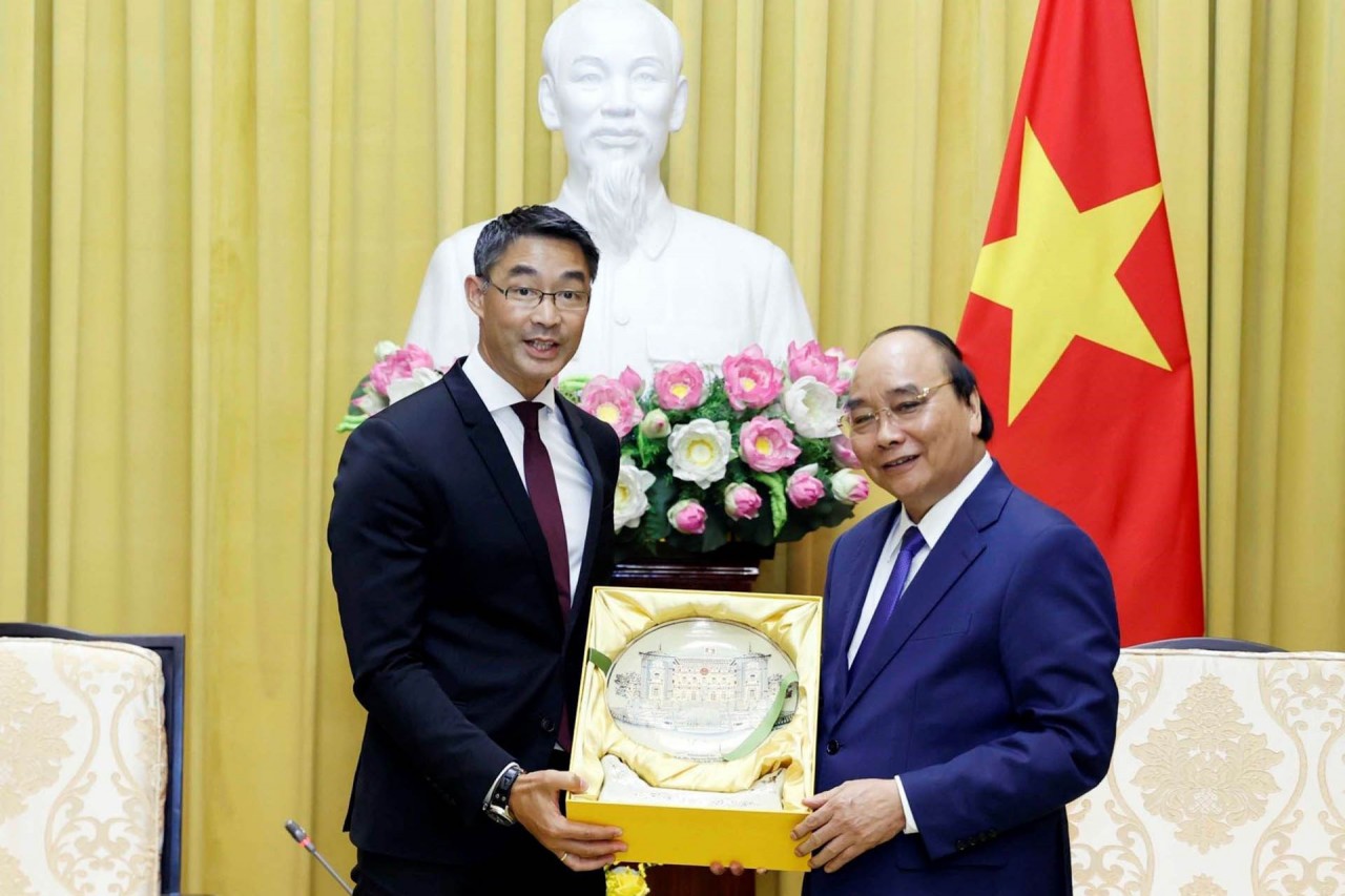 President Nguyen Xuan Phuc (R) receives Honorary Consul of Vietnam in Switzerland Philipp Rosler. Photo: VNA President Nguyen Xuan Phuc (R) receives Honorary Consul of Vietnam in Switzerland Philipp Rosler. Photo: VNA
