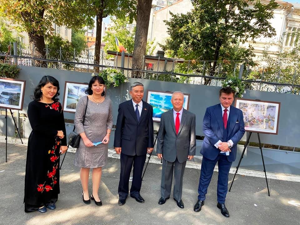 Exhibition to spotlight land and people of Vietnam held in several Romania's localities Exhibition to spotlight land and people of Vietnam held in several Romania's localities